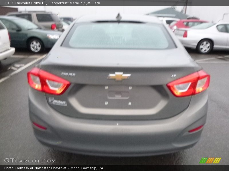 Pepperdust Metallic / Jet Black 2017 Chevrolet Cruze LT