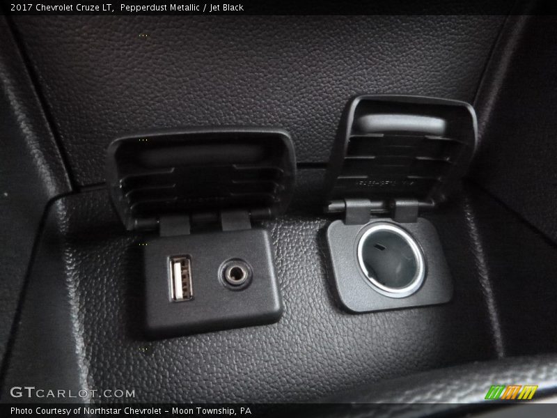 Pepperdust Metallic / Jet Black 2017 Chevrolet Cruze LT