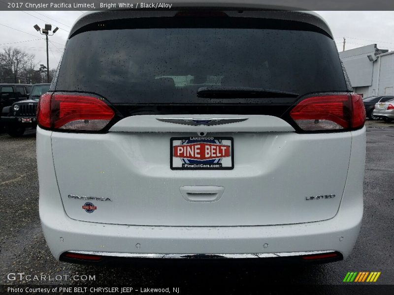 Bright White / Black/Alloy 2017 Chrysler Pacifica Limited
