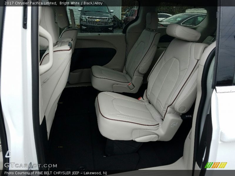 Bright White / Black/Alloy 2017 Chrysler Pacifica Limited