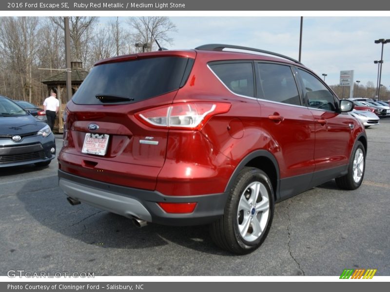 Ruby Red Metallic / Medium Light Stone 2016 Ford Escape SE