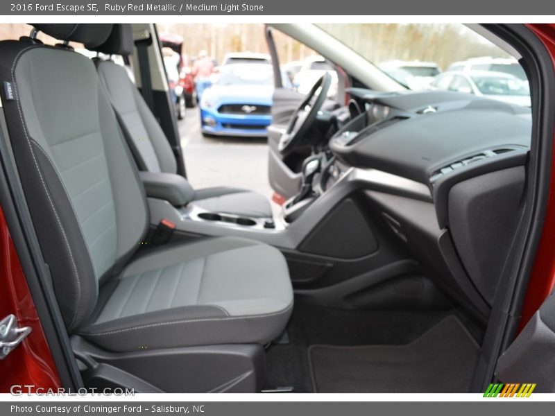 Ruby Red Metallic / Medium Light Stone 2016 Ford Escape SE