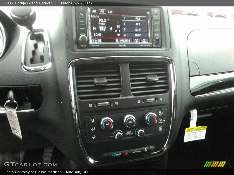 Black Onyx / Black 2017 Dodge Grand Caravan SE