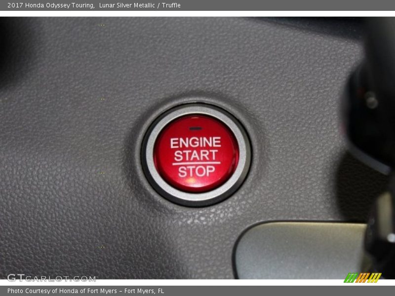 Lunar Silver Metallic / Truffle 2017 Honda Odyssey Touring