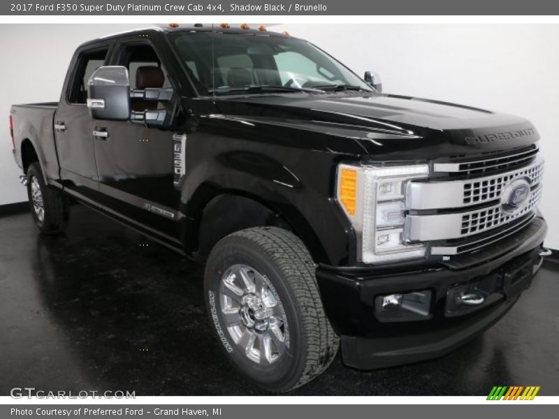 Front 3/4 View of 2017 F350 Super Duty Platinum Crew Cab 4x4