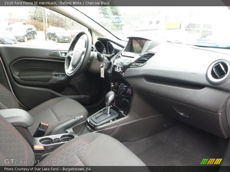 Oxford White / Charcoal Black 2016 Ford Fiesta SE Hatchback