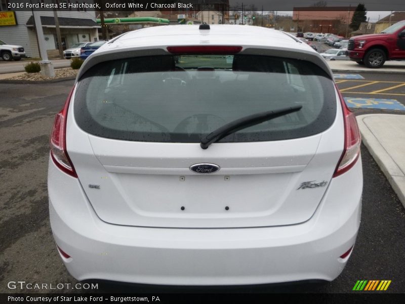 Oxford White / Charcoal Black 2016 Ford Fiesta SE Hatchback
