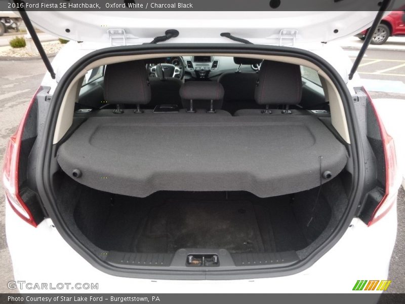 Oxford White / Charcoal Black 2016 Ford Fiesta SE Hatchback