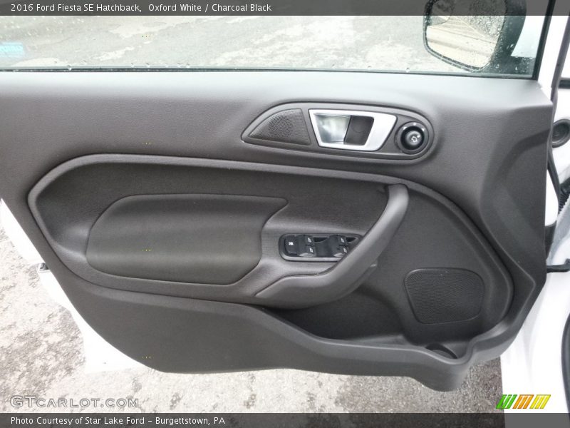 Oxford White / Charcoal Black 2016 Ford Fiesta SE Hatchback