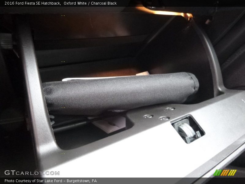 Oxford White / Charcoal Black 2016 Ford Fiesta SE Hatchback