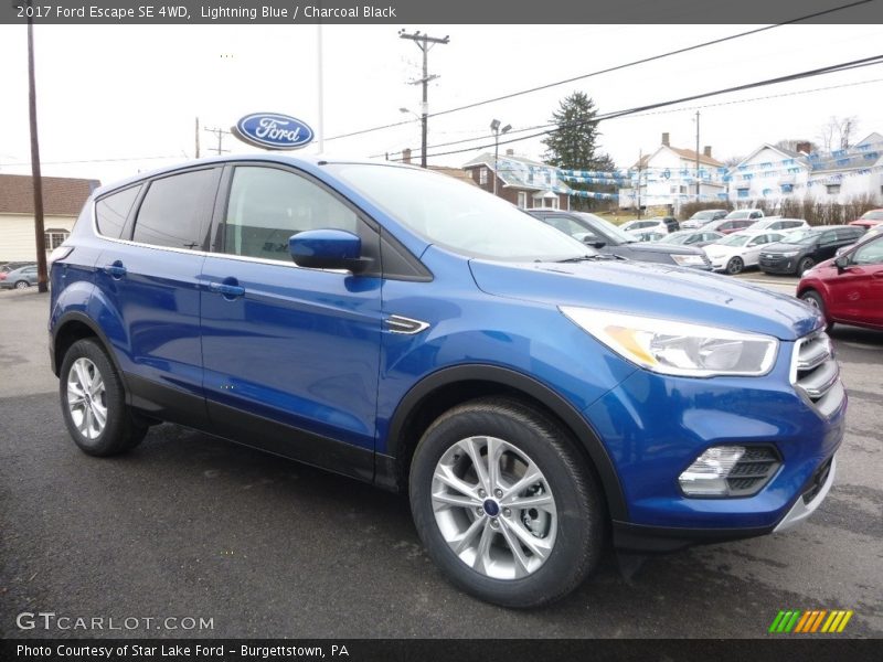 Front 3/4 View of 2017 Escape SE 4WD