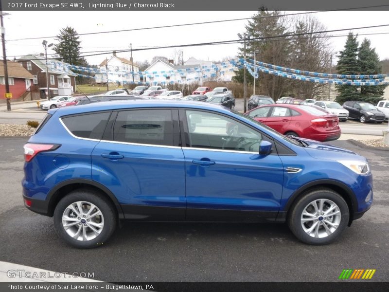 Lightning Blue / Charcoal Black 2017 Ford Escape SE 4WD