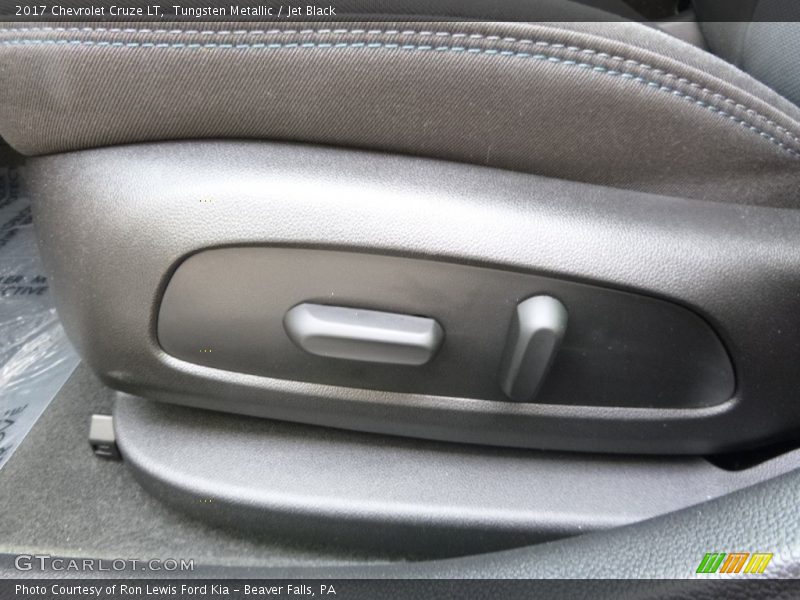 Tungsten Metallic / Jet Black 2017 Chevrolet Cruze LT