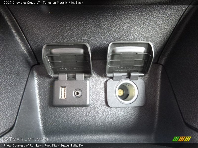 Tungsten Metallic / Jet Black 2017 Chevrolet Cruze LT