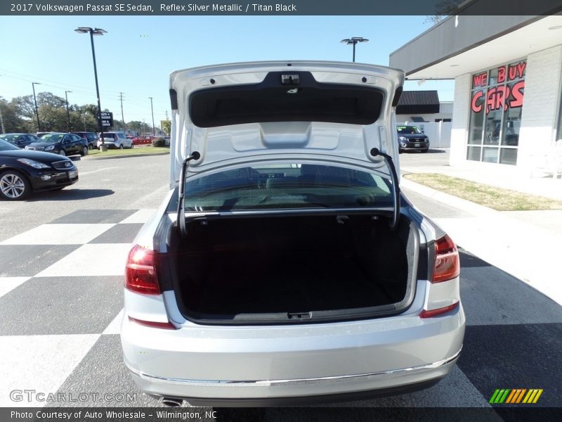 Reflex Silver Metallic / Titan Black 2017 Volkswagen Passat SE Sedan