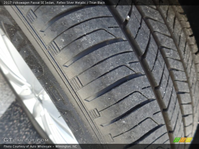 Reflex Silver Metallic / Titan Black 2017 Volkswagen Passat SE Sedan