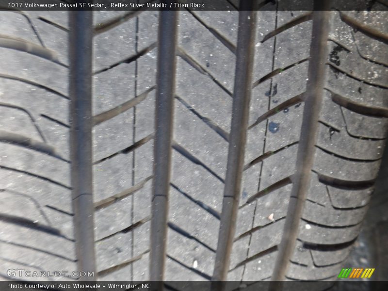 Reflex Silver Metallic / Titan Black 2017 Volkswagen Passat SE Sedan