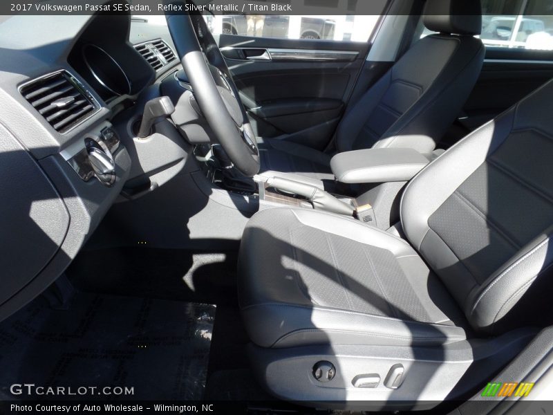 Reflex Silver Metallic / Titan Black 2017 Volkswagen Passat SE Sedan