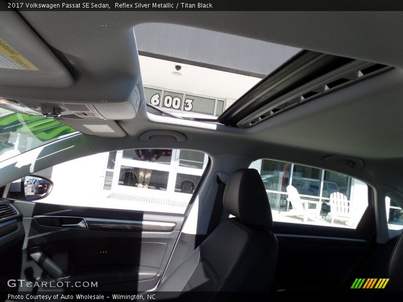 Reflex Silver Metallic / Titan Black 2017 Volkswagen Passat SE Sedan
