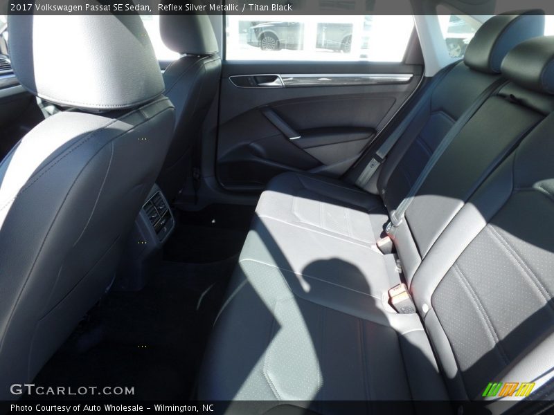 Reflex Silver Metallic / Titan Black 2017 Volkswagen Passat SE Sedan