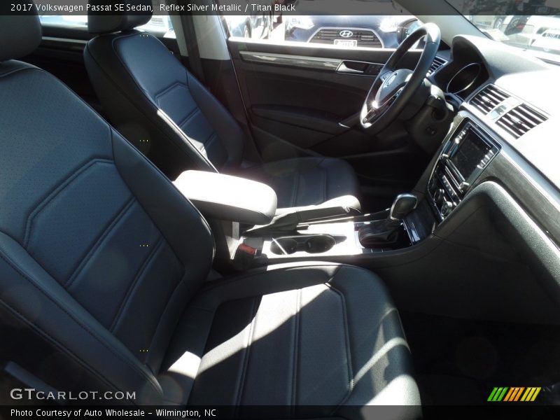 Reflex Silver Metallic / Titan Black 2017 Volkswagen Passat SE Sedan