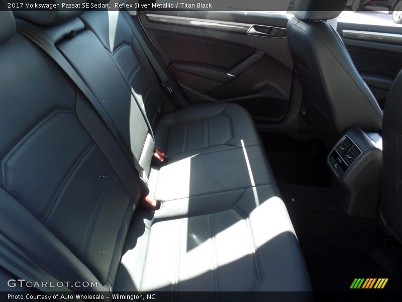Reflex Silver Metallic / Titan Black 2017 Volkswagen Passat SE Sedan