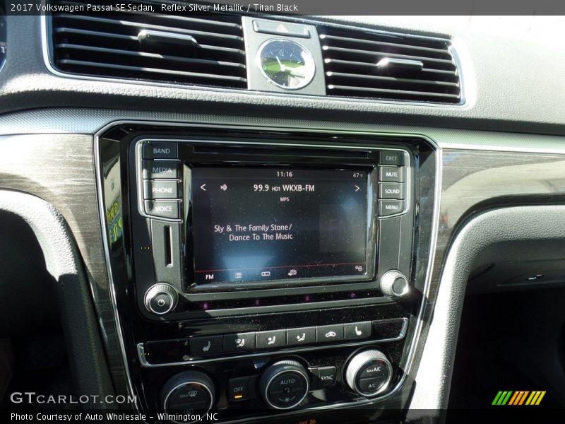 Reflex Silver Metallic / Titan Black 2017 Volkswagen Passat SE Sedan