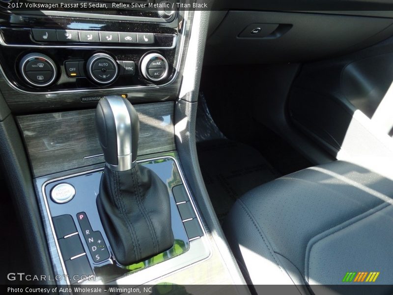 Reflex Silver Metallic / Titan Black 2017 Volkswagen Passat SE Sedan