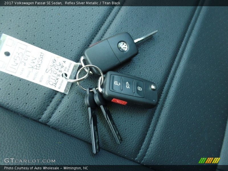Reflex Silver Metallic / Titan Black 2017 Volkswagen Passat SE Sedan