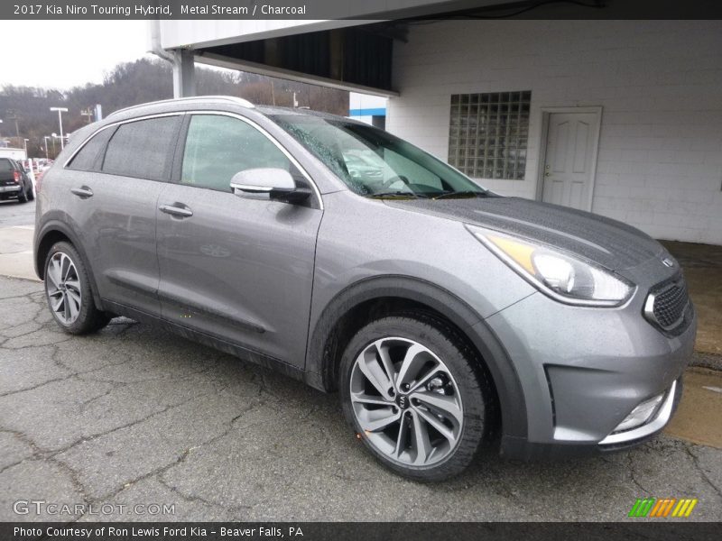Front 3/4 View of 2017 Niro Touring Hybrid