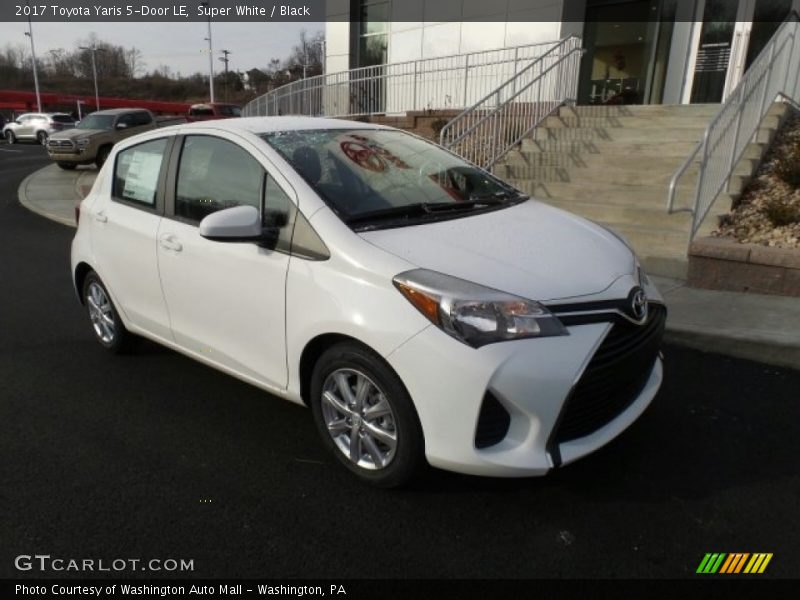 Front 3/4 View of 2017 Yaris 5-Door LE