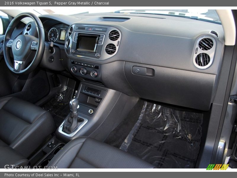 Pepper Gray Metallic / Charcoal 2016 Volkswagen Tiguan S