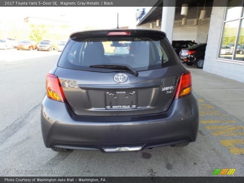 Magnetic Gray Metallic / Black 2017 Toyota Yaris 5-Door SE