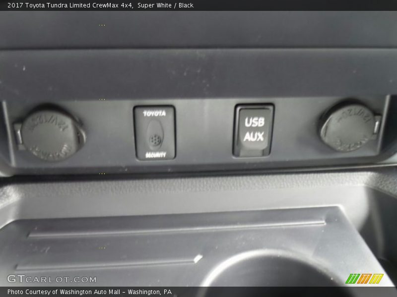 Super White / Black 2017 Toyota Tundra Limited CrewMax 4x4
