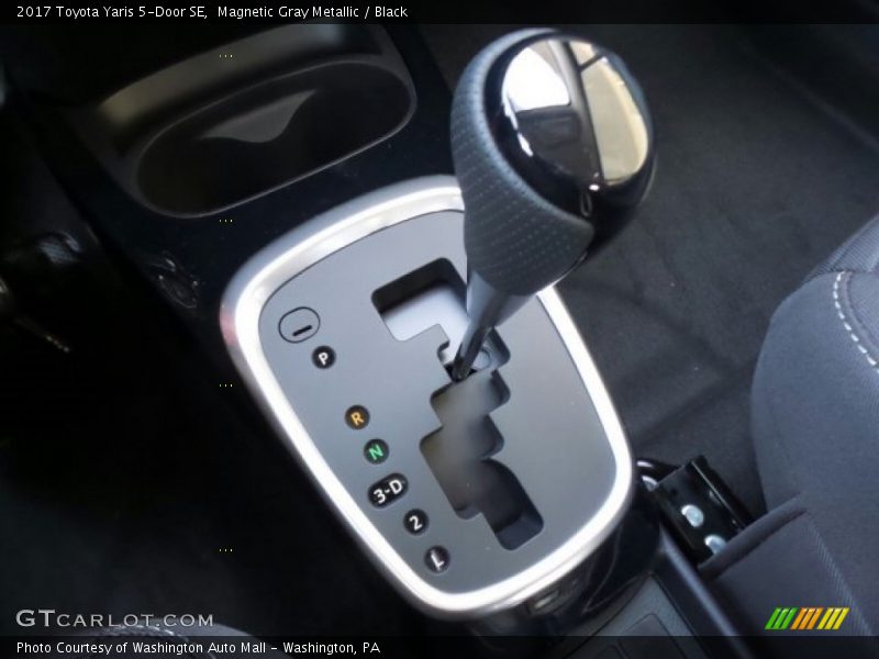 Magnetic Gray Metallic / Black 2017 Toyota Yaris 5-Door SE