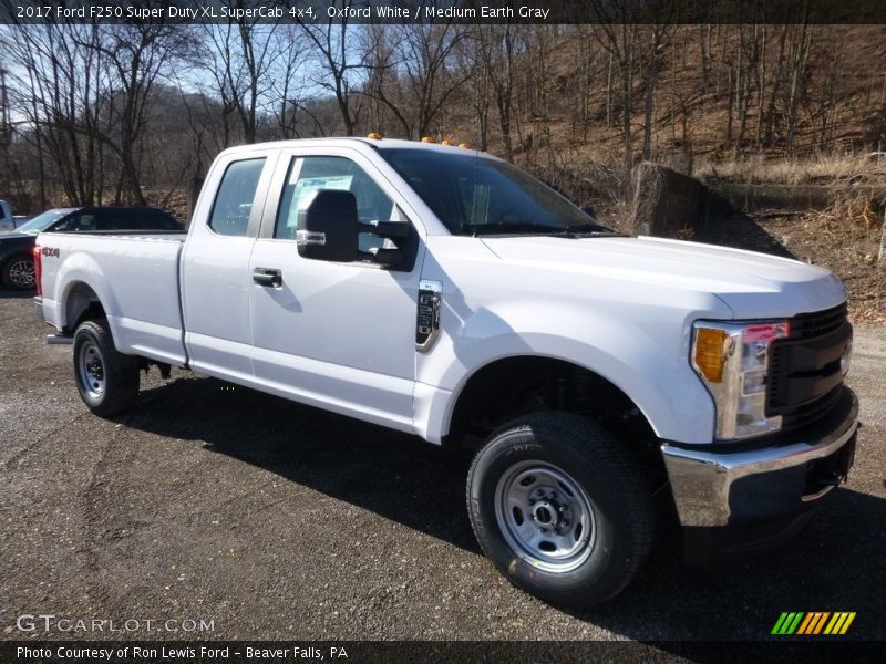 Oxford White / Medium Earth Gray 2017 Ford F250 Super Duty XL SuperCab 4x4