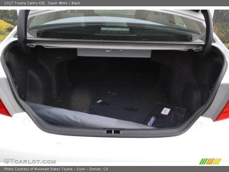 Super White / Black 2017 Toyota Camry XSE