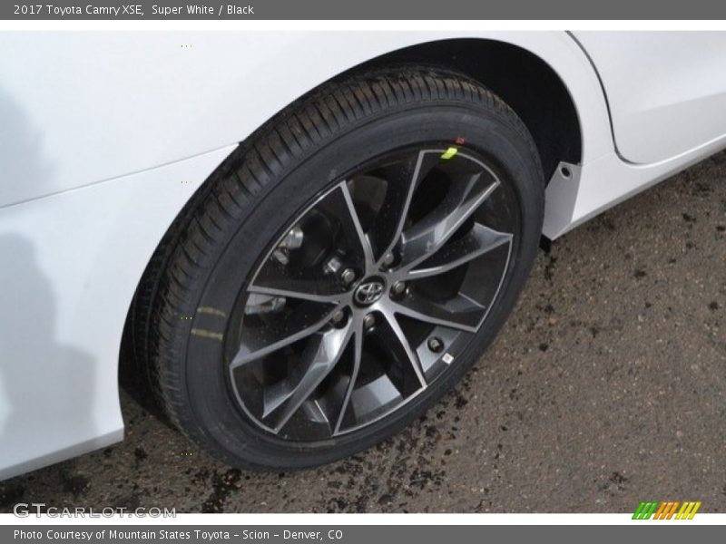 Super White / Black 2017 Toyota Camry XSE