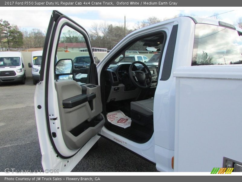 Oxford White / Medium Earth Gray 2017 Ford F550 Super Duty XL Regular Cab 4x4 Crane Truck