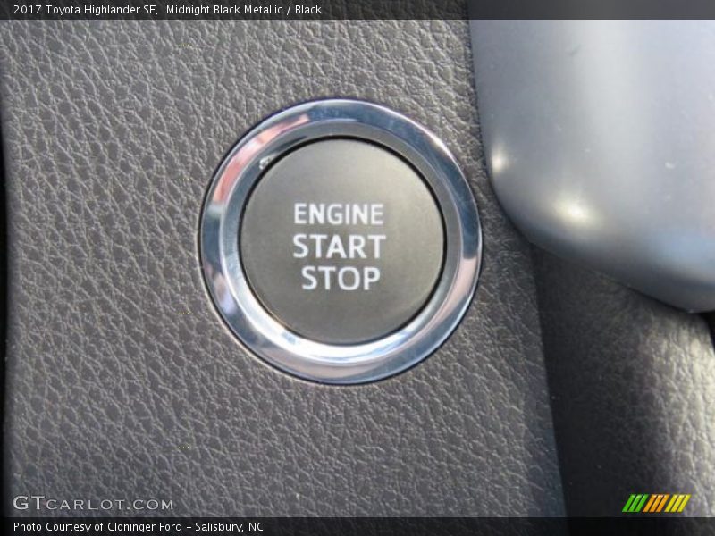 Midnight Black Metallic / Black 2017 Toyota Highlander SE
