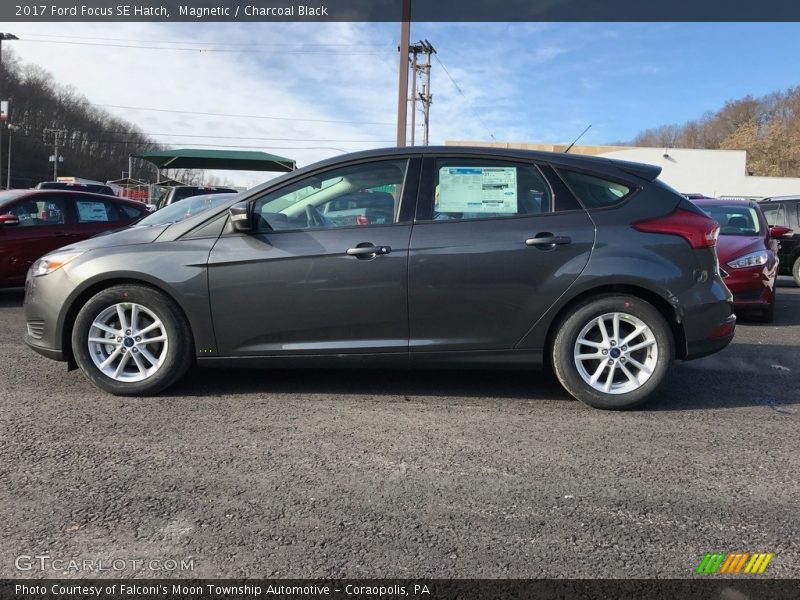 Magnetic / Charcoal Black 2017 Ford Focus SE Hatch