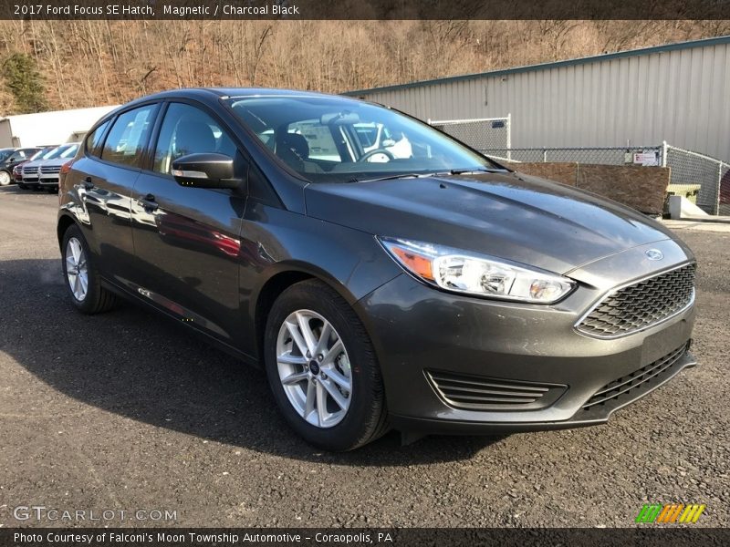 Magnetic / Charcoal Black 2017 Ford Focus SE Hatch
