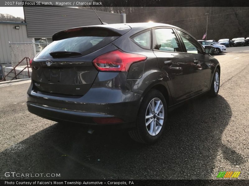 Magnetic / Charcoal Black 2017 Ford Focus SE Hatch