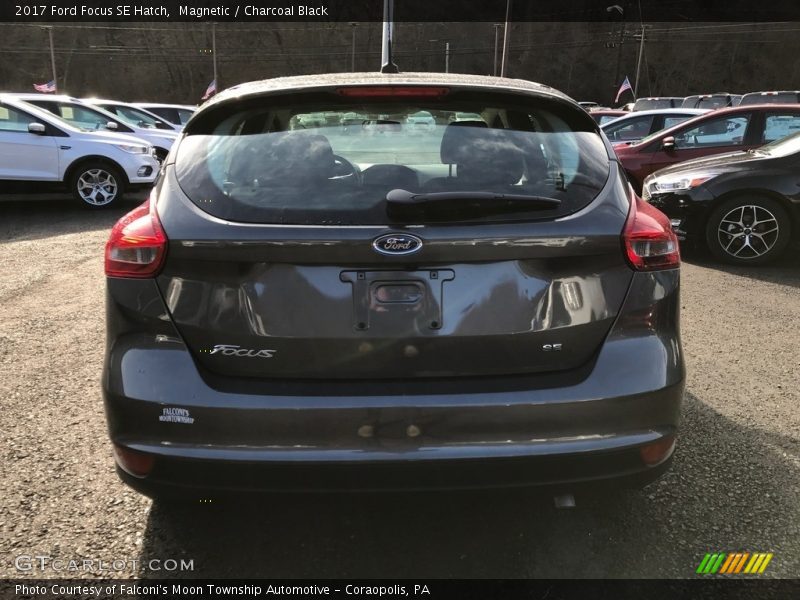Magnetic / Charcoal Black 2017 Ford Focus SE Hatch