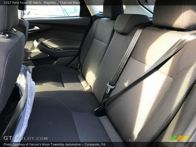 Magnetic / Charcoal Black 2017 Ford Focus SE Hatch