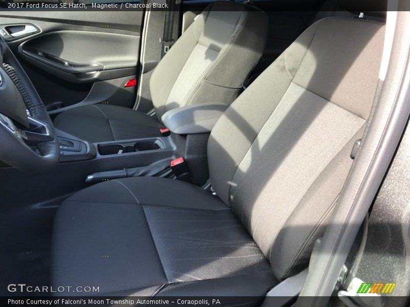 Magnetic / Charcoal Black 2017 Ford Focus SE Hatch