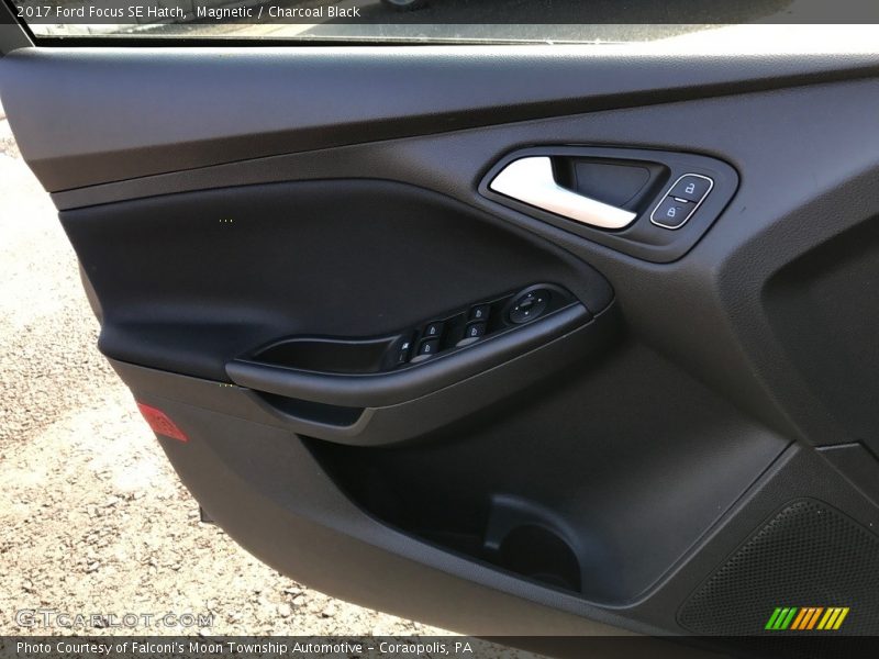 Magnetic / Charcoal Black 2017 Ford Focus SE Hatch