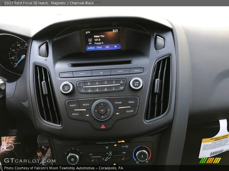Magnetic / Charcoal Black 2017 Ford Focus SE Hatch