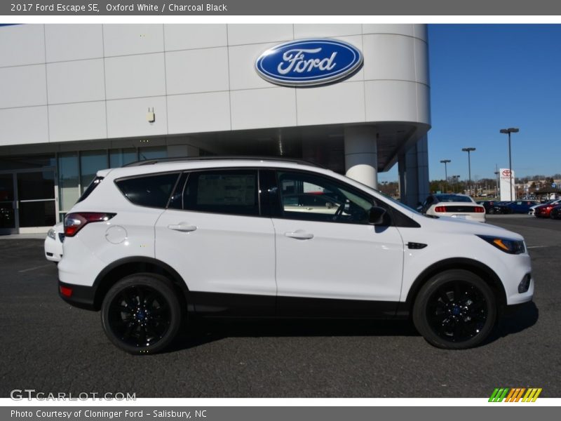 Oxford White / Charcoal Black 2017 Ford Escape SE