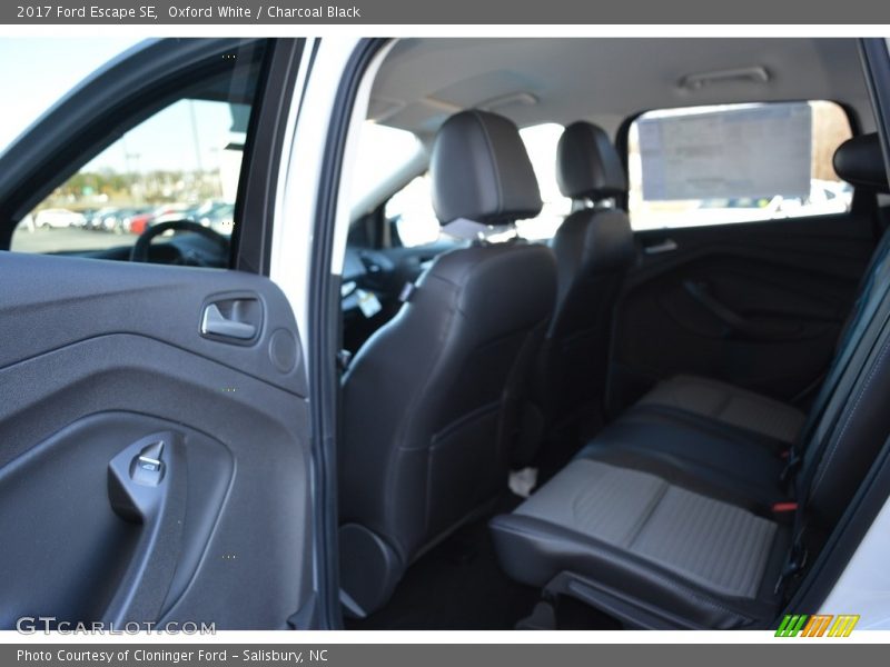 Oxford White / Charcoal Black 2017 Ford Escape SE